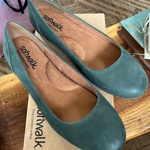 Softwalk Dark Green Nubuck Sonoma flats Size 12W